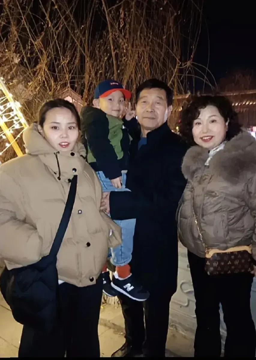 龙年新春 ，熊磊又带着可爱的儿子去马店和爷爷奶奶共度新年。

他们相处的好不好，