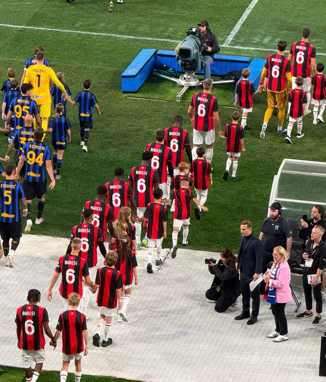【❤️🖤6️⃣】 米兰德比 赛前米兰全员身穿6️⃣号球衣，以向老队长致敬。🙏