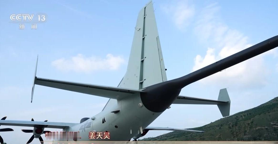 简直是疯了！外军战机挂着实弹，直接冲到我军飞机脸上，就差100米！这已经不是挑衅