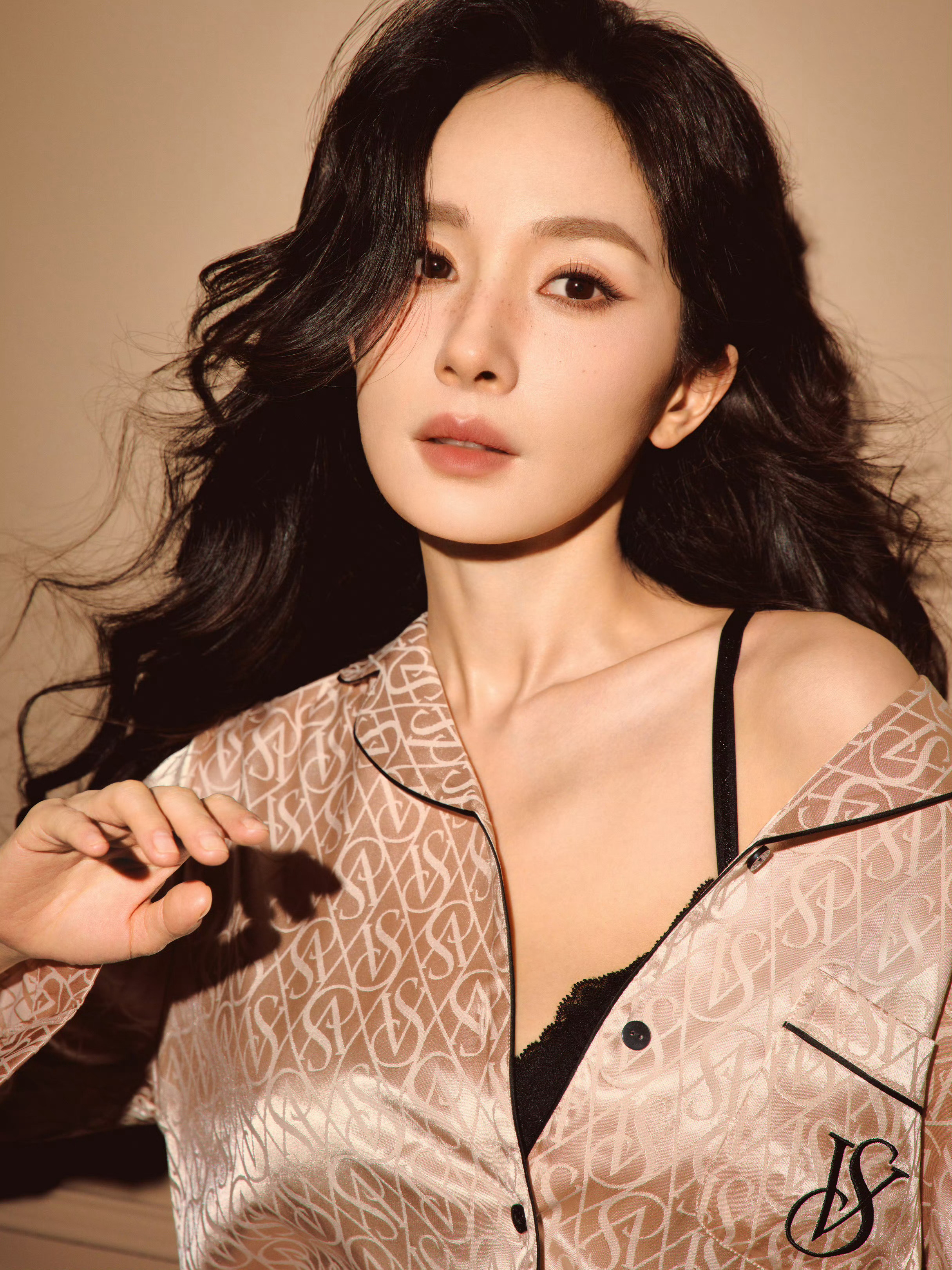 才发现这张图杨幂脸上还有小雀斑[舔屏]俺娘好伟大的一张脸啊 ​​​