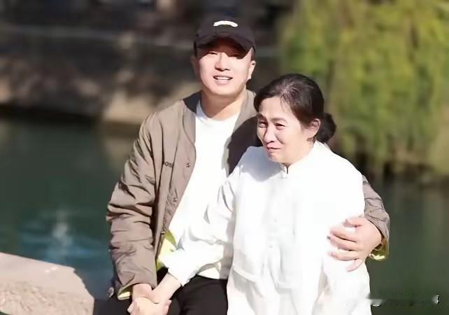 四川有个30岁的小伙子，天天跟57岁的妈一块儿睡，他洗澡时妈也在浴室待着，还管妈