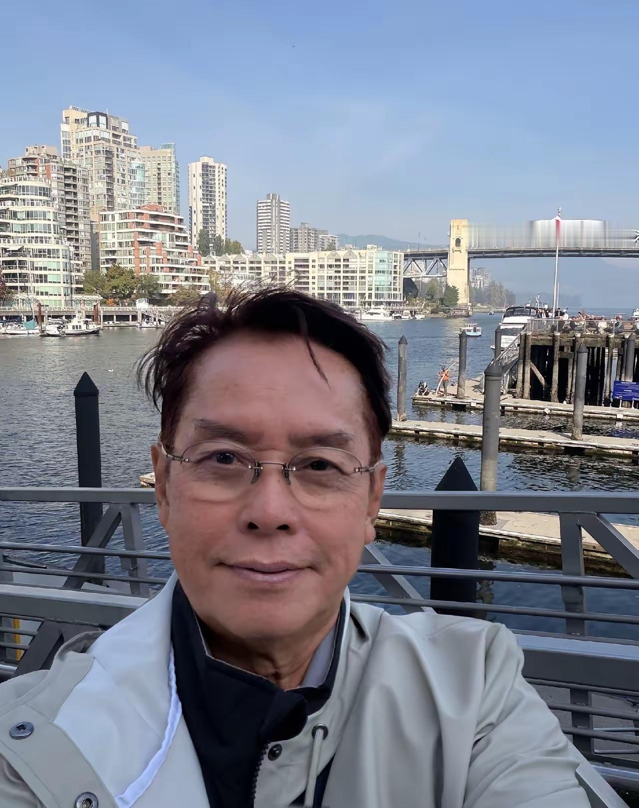 今年76岁的谭咏麟生活惬意，忙完演唱会工作之余，他会飞往加拿大探望定居在当地的儿