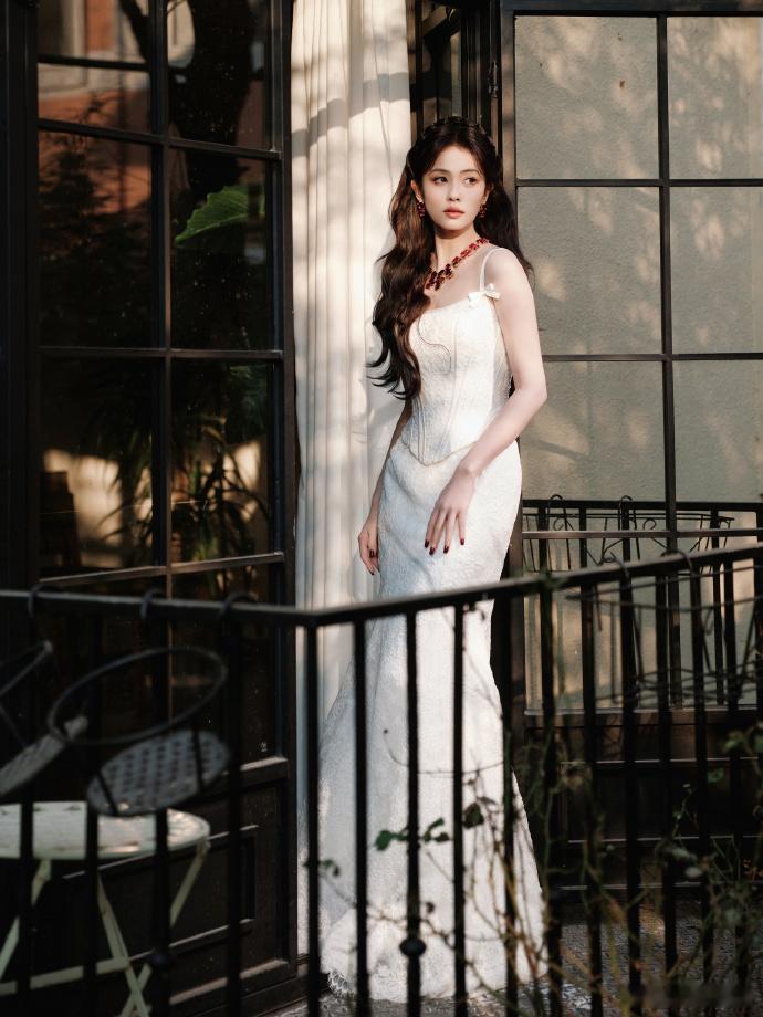 白鹿顶级过肺被白鹿顶级过肺笑到满地找头！拿着水晶拖鞋的淡定姿态，配上一句轻飘飘的