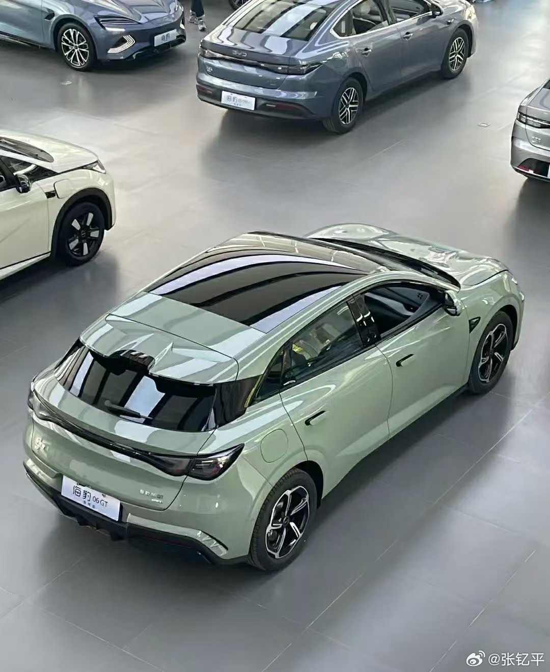 海豹06GT赛道开燥实力炸场这车我试驾过好几次了，一句话点评就是：最不像比亚迪风