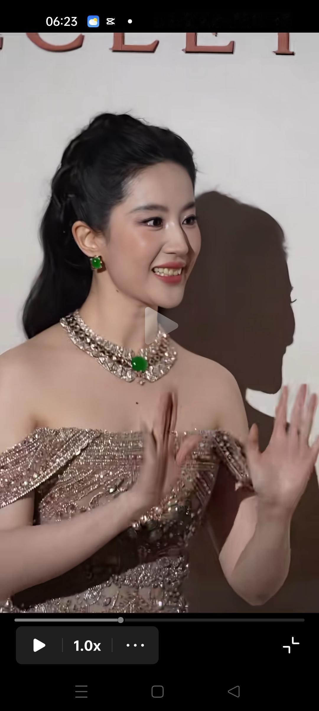 刘亦菲是真的漂亮，无论出席什么活动，都是自信，优雅大方的。
唯一美中不足的就是她
