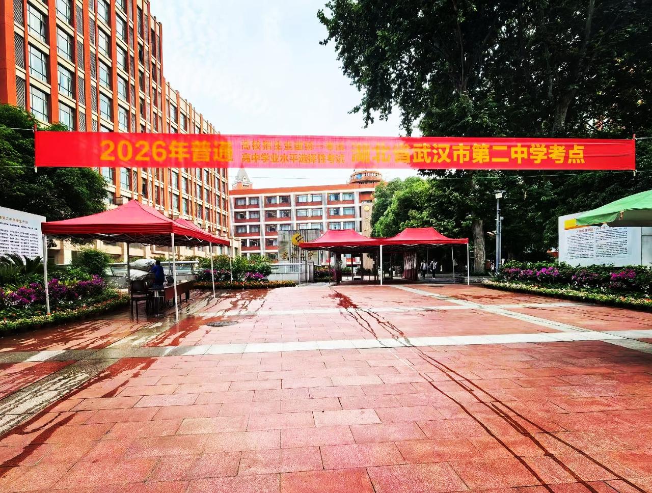今天是高中生最后一天在校了
明天全部都回家备考了
后天高考

考点已经在布置了