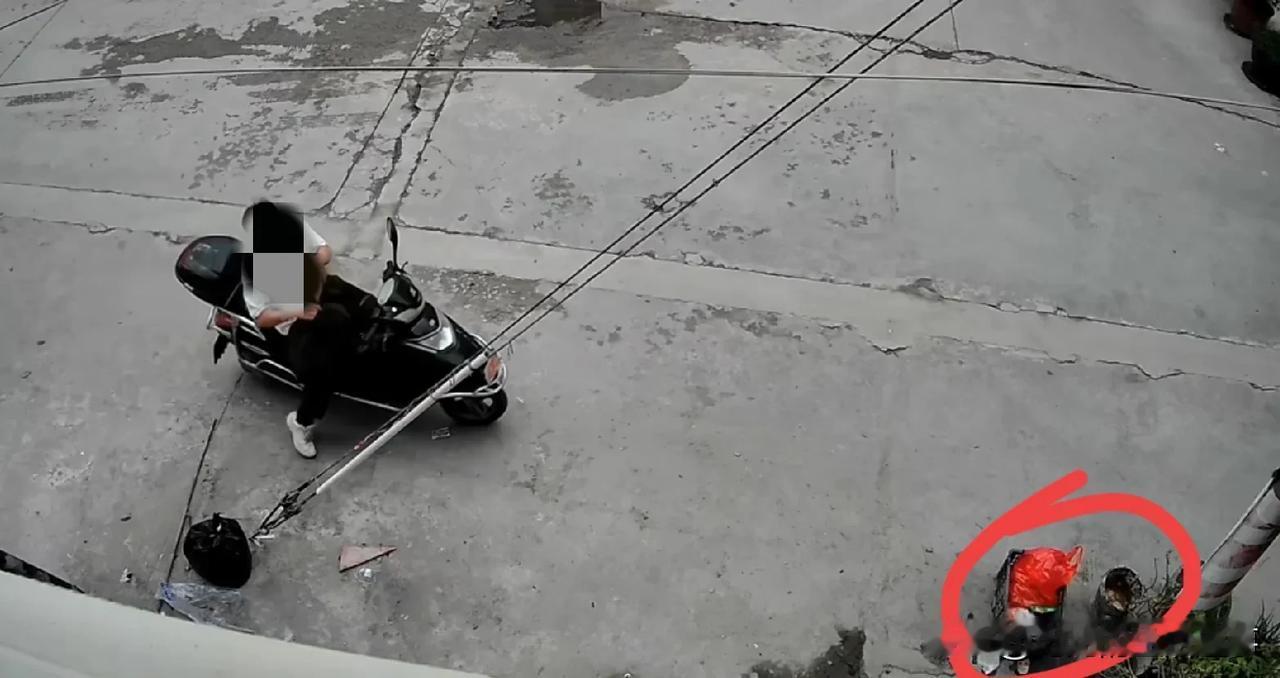 我这里每天早上载垃圾的环卫车要每家每户自己开门出来把垃圾出去扔上车，有时候睡过头
