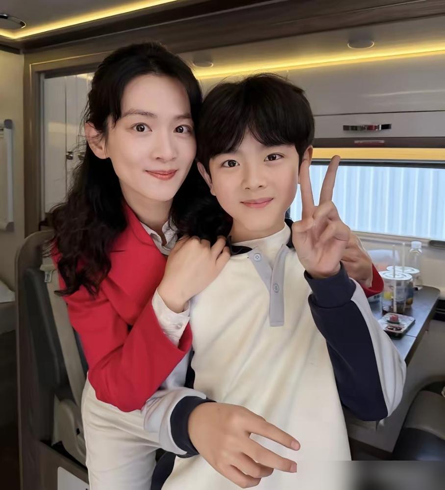 《好好的时光》这剧，有点分裂。
 
首播收视直接登顶，后来一路看涨。单集最高破4