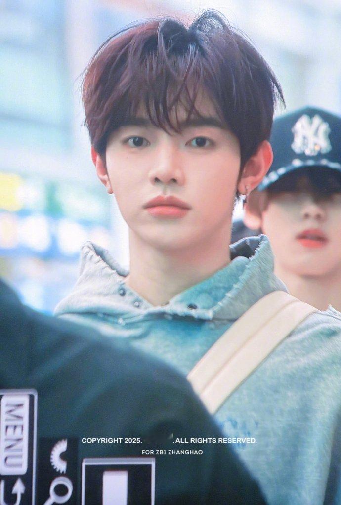 章昊早八状态来啦，是灰色卫衣+微分卷发，满分清爽男大感的章昊上线，边走边饭撒的章