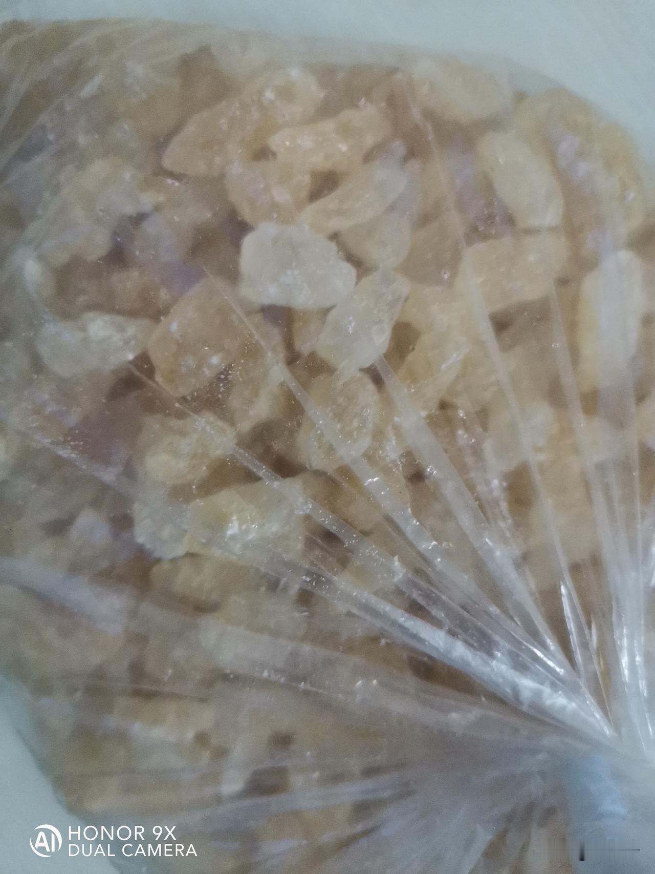 今天下午4点钟就下班了，花2块钱坐公交车去市场上买了不少的吃的和用的。
    
