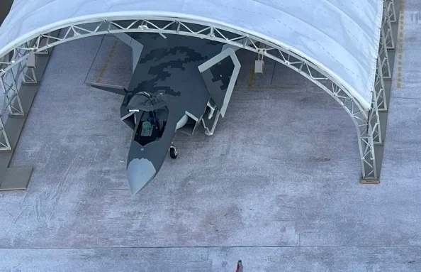 首见J20的数码迷彩 好帅！不知以后J20A/S的迷彩是不是这种，希望就是它 图