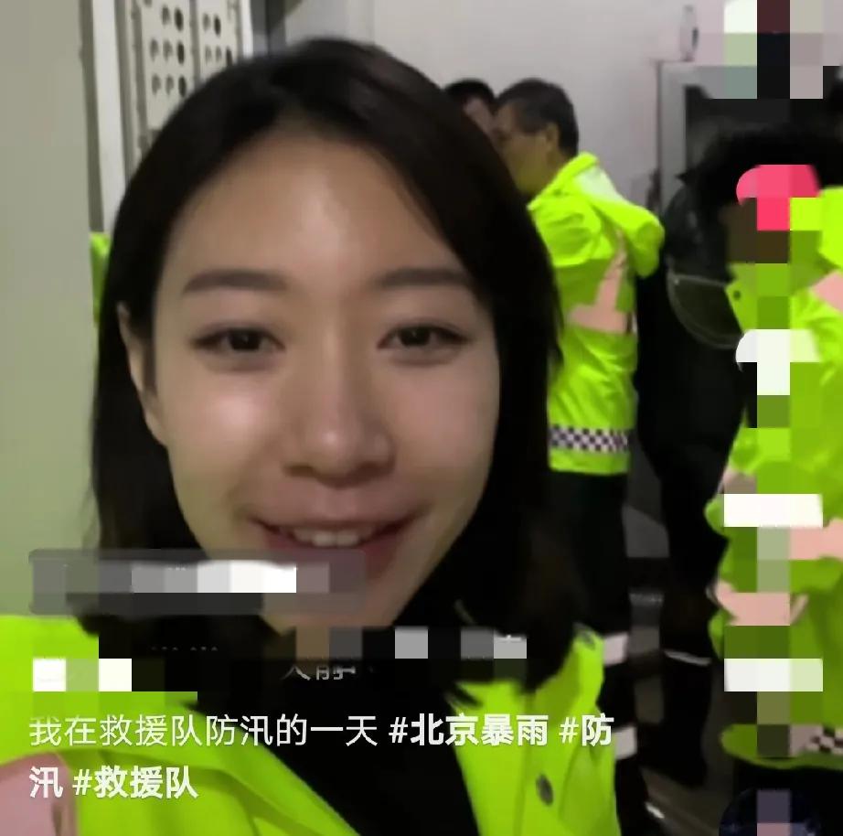 感动！东方甄选棠棠，在北京7.31特大暴雨时，当了一名志愿者！

当天，她早上起