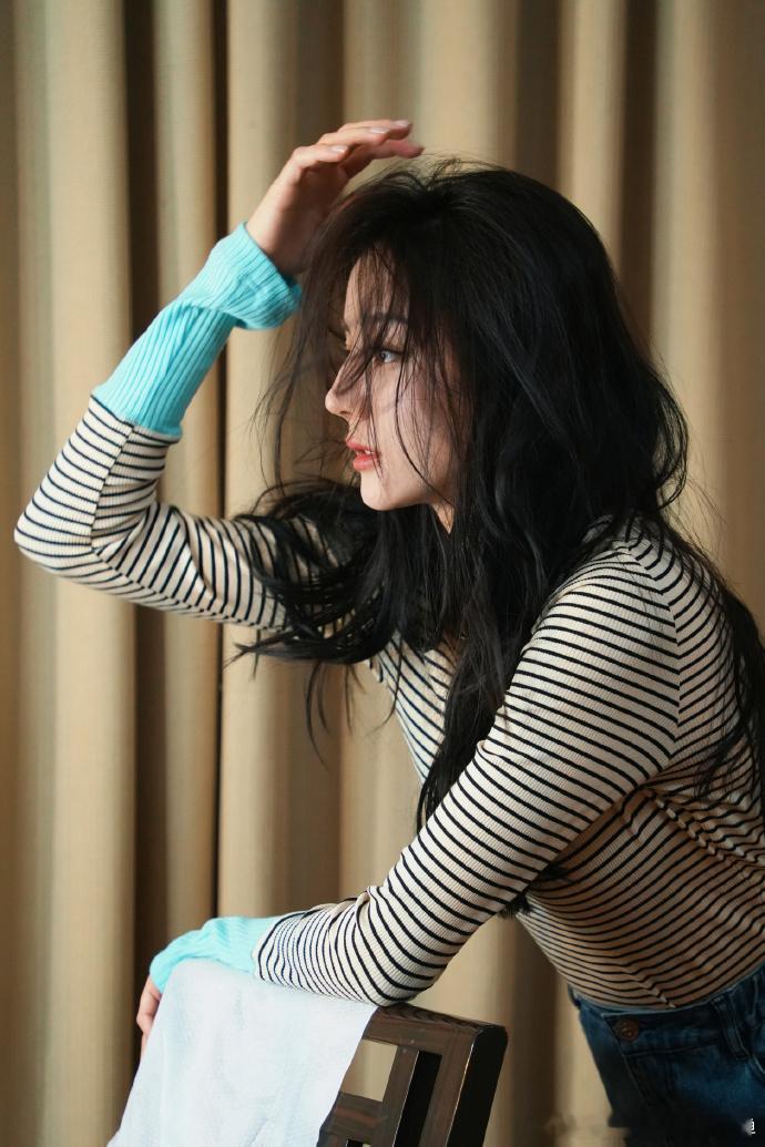 迪丽热巴条纹上衣  迪丽热巴chill穿搭 被热巴的时尚魔力深深吸引！这件条纹上