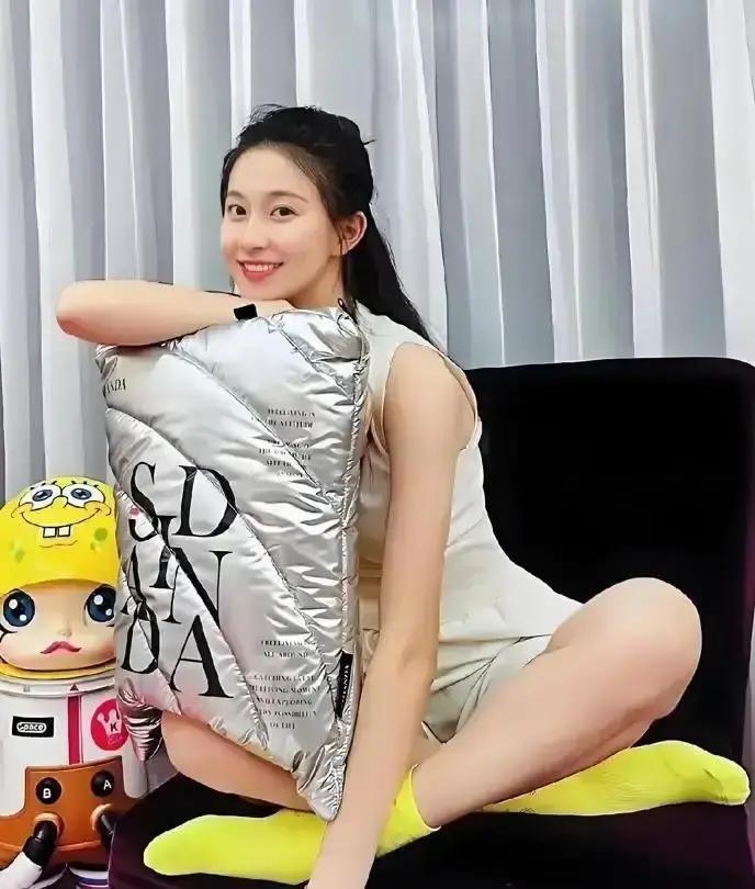 孙杨在综艺里给张豆豆端了38次水、剥了12个橘子。节目组给张豆豆的片酬是800万