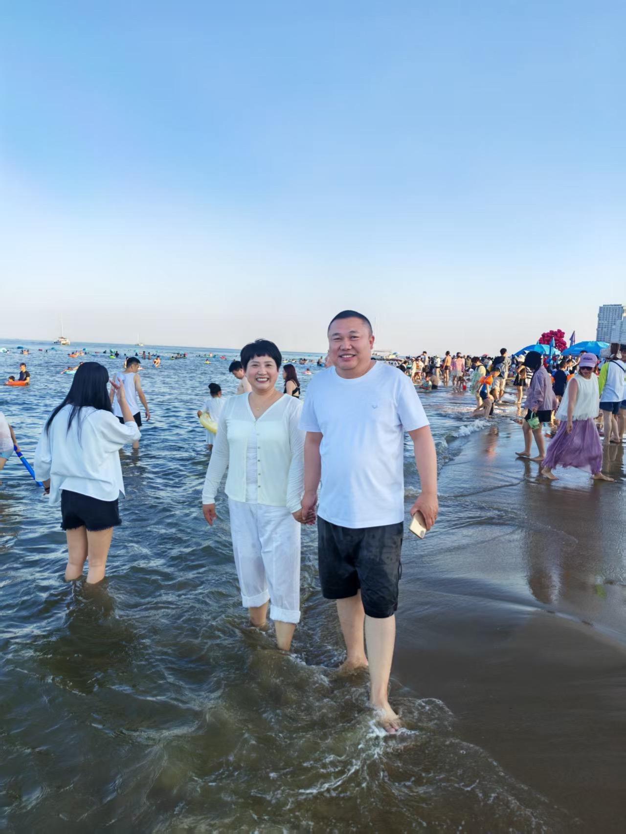 夏日浪漫，海风、浪花、身边有你海边踩水 夏日海边