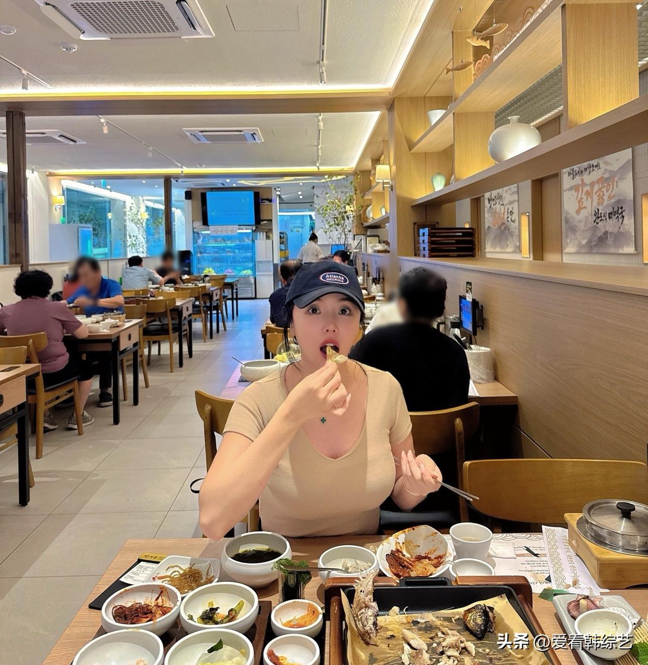 14日，歌手洪真英在Instagram上发布了几张照片，并配文“我刚去吃了烤鱼~