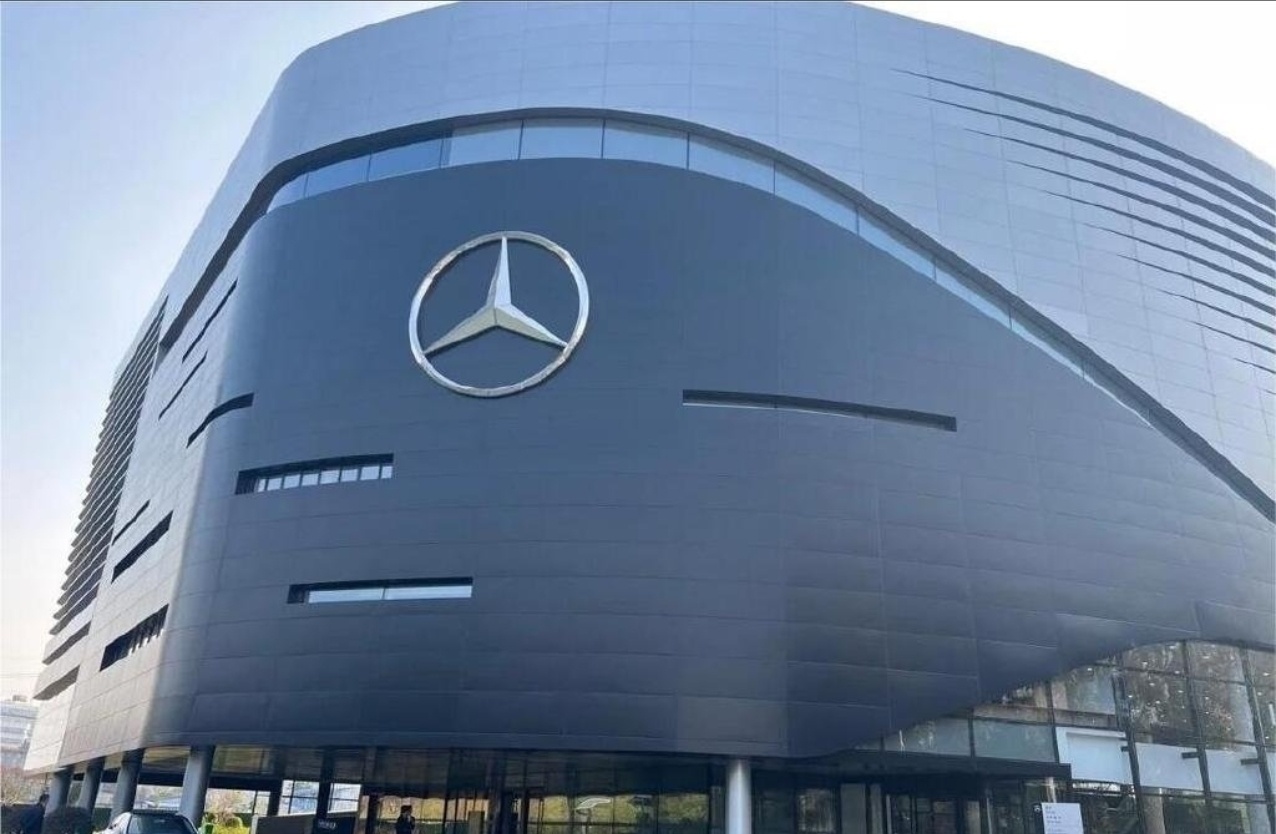 中升真是个小机灵鬼给鸿蒙智行的4s店放bba当代步车稳固原有客户给bba的4s店