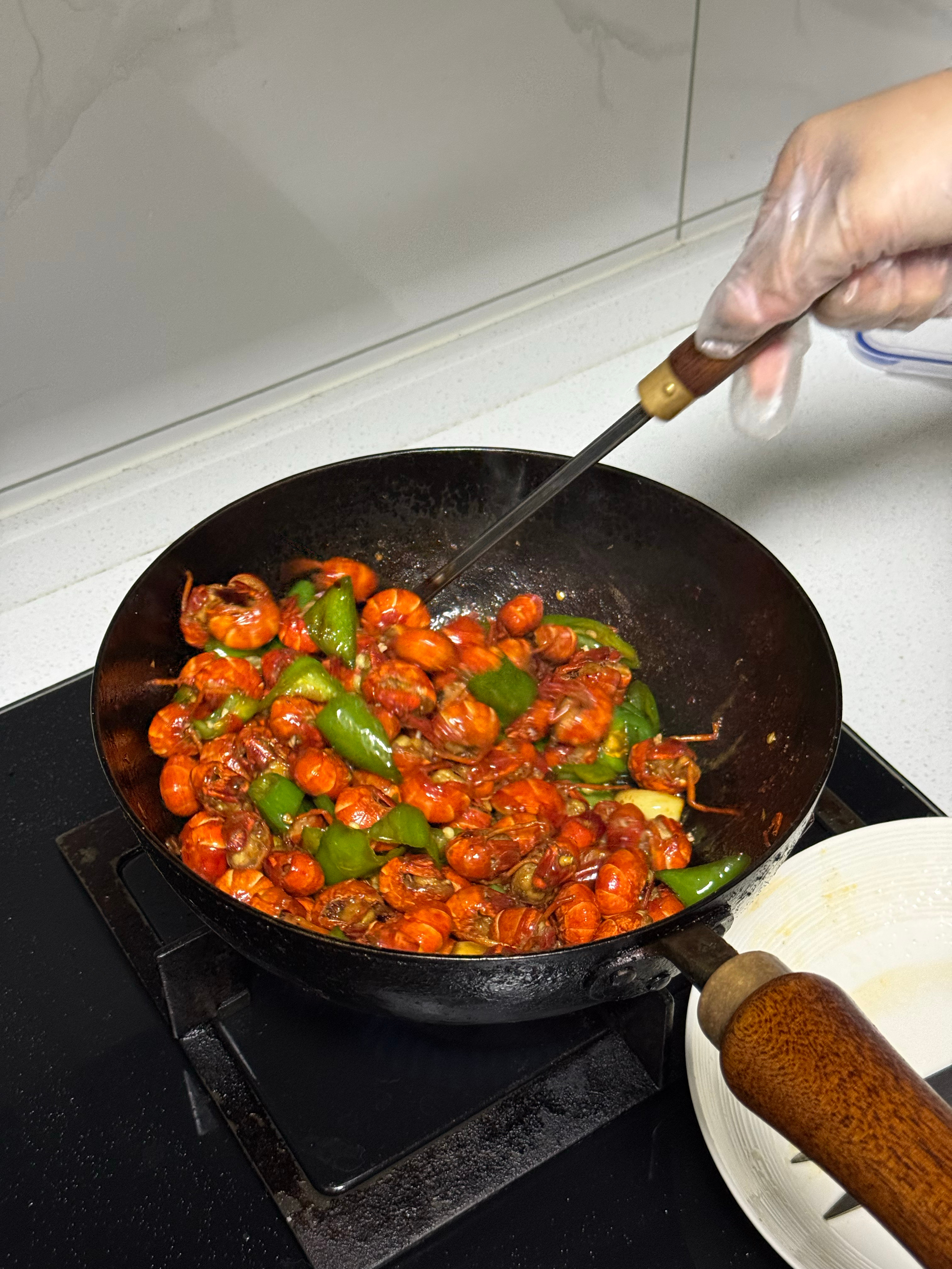 湖北小龙虾现在到季节了我和我媳妇是小龙虾重度爱好者，现在每个星期至少3天吃虾球，