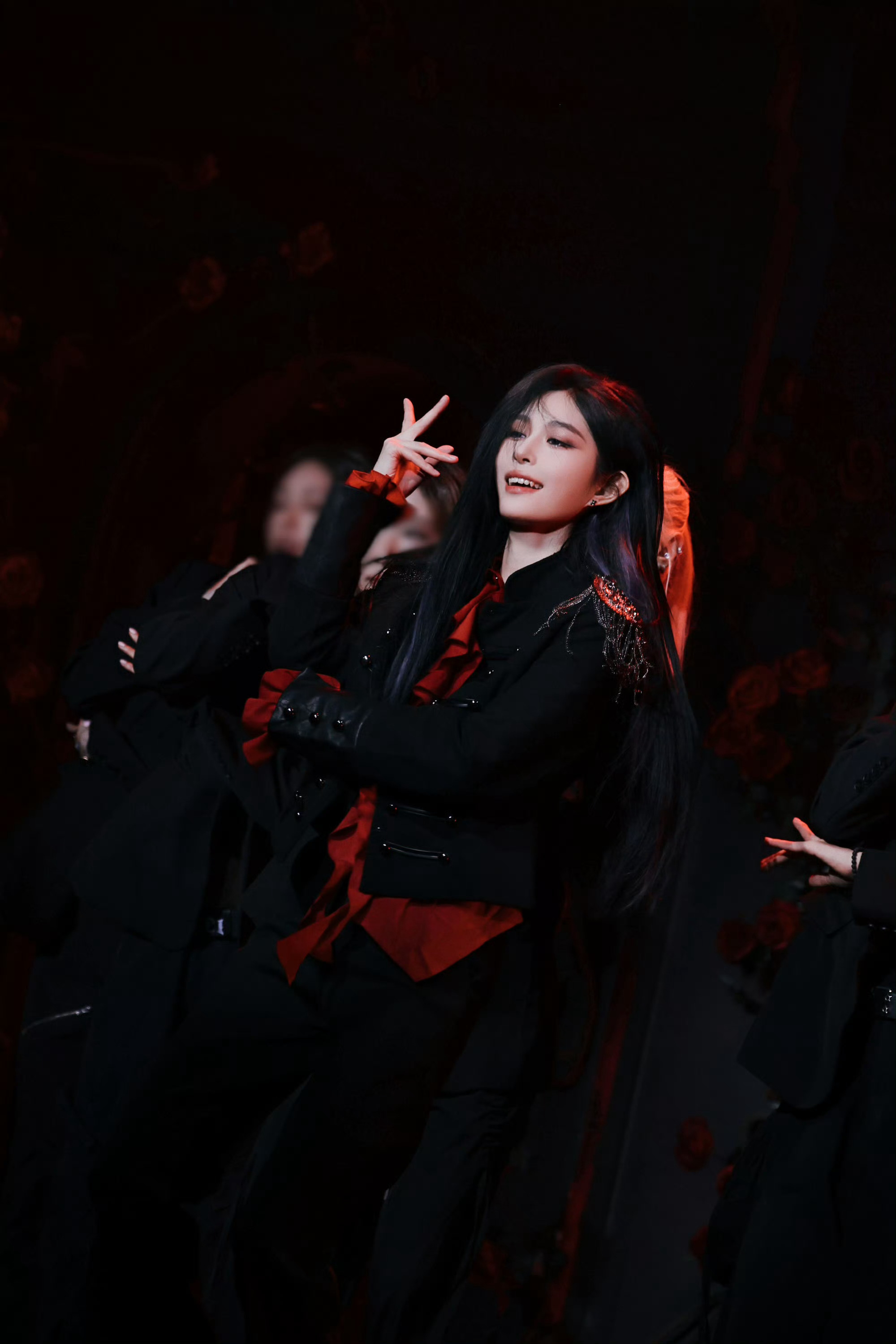 王奕[超话]  🍋苏州甜心王奕 🍋向全世界安利王奕 ＂镜头里的对视，哪怕是隔