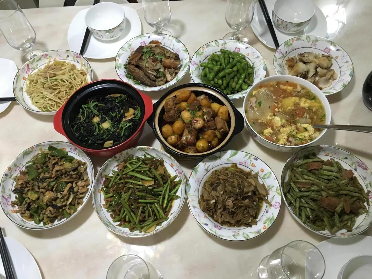 今天父亲过生日，我回老家陪他喝酒。酒过三巡，他在我耳边说了一番话，让我觉得受用一