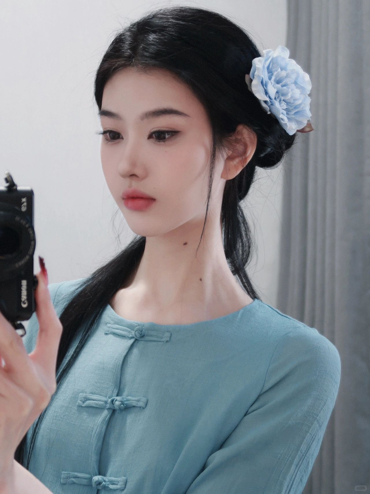 梳成松髻出帘迟