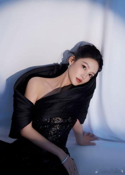 李沁尖叫之夜气场好强  李沁气场好强 绝了！！！李沁的气场真的太强了啊！！我不允