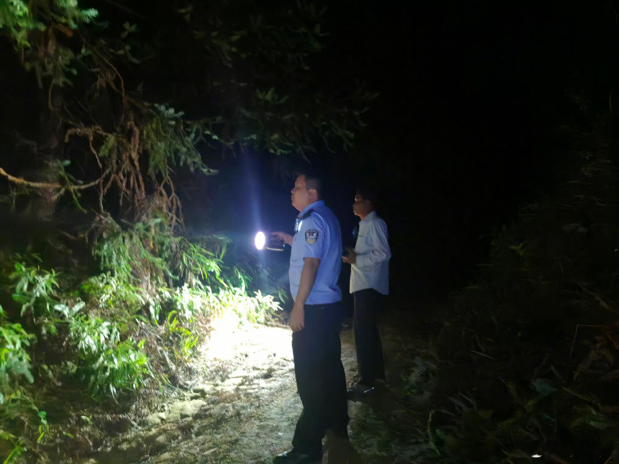 #德化90岁老人上山未归警民联合寻人# “警察同志，我母亲早上到山上捡菇，到现在