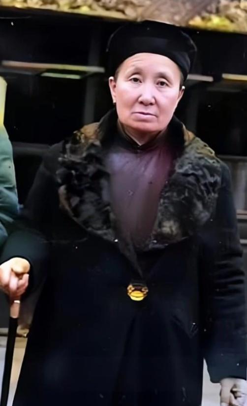 1950年，“游击队之母”赵洪文国被抓，她的处决意见上报至北京，周总理亲自去跟毛