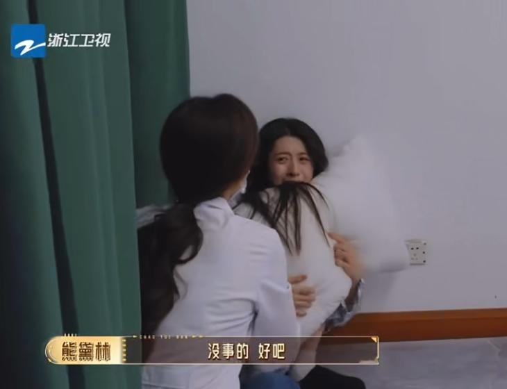 苏棋别演了我害怕医院的白墙、墨绿色的帘子、紧紧抱在怀里的枕头，构成了她唯一的安全