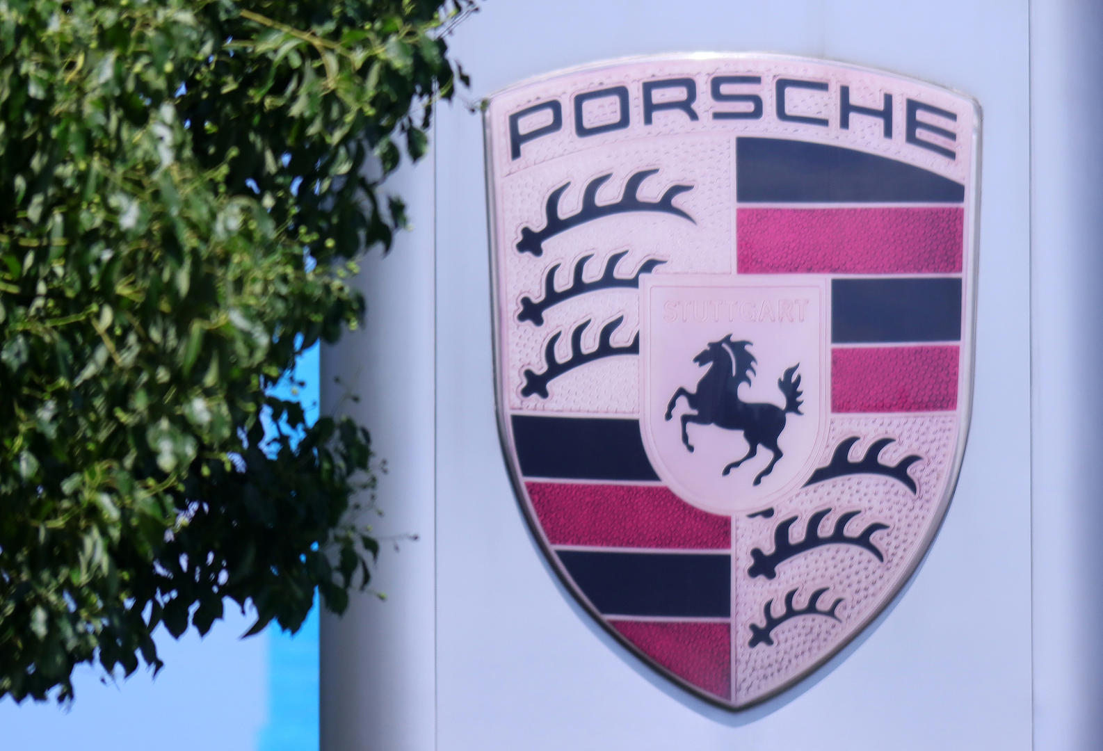 保时捷中国自建充电网络将关停,回应:重新调整资源 前三季度利润下跌99%