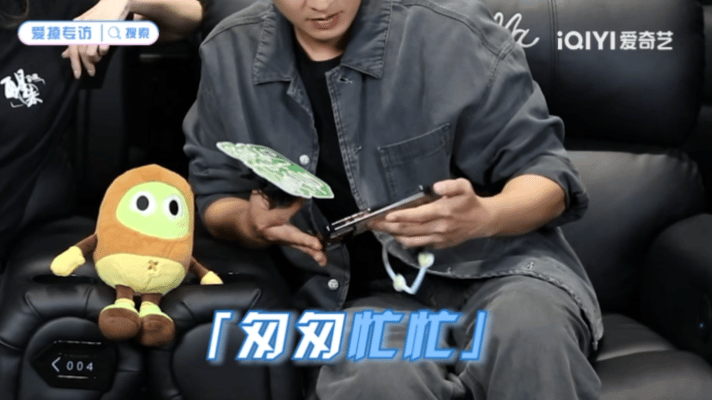 第一次在娜扎脸上看到了震惊娜扎在花絮里彻底丢掉偶像包袱，看着欧豪把相机怼脸乱拍，