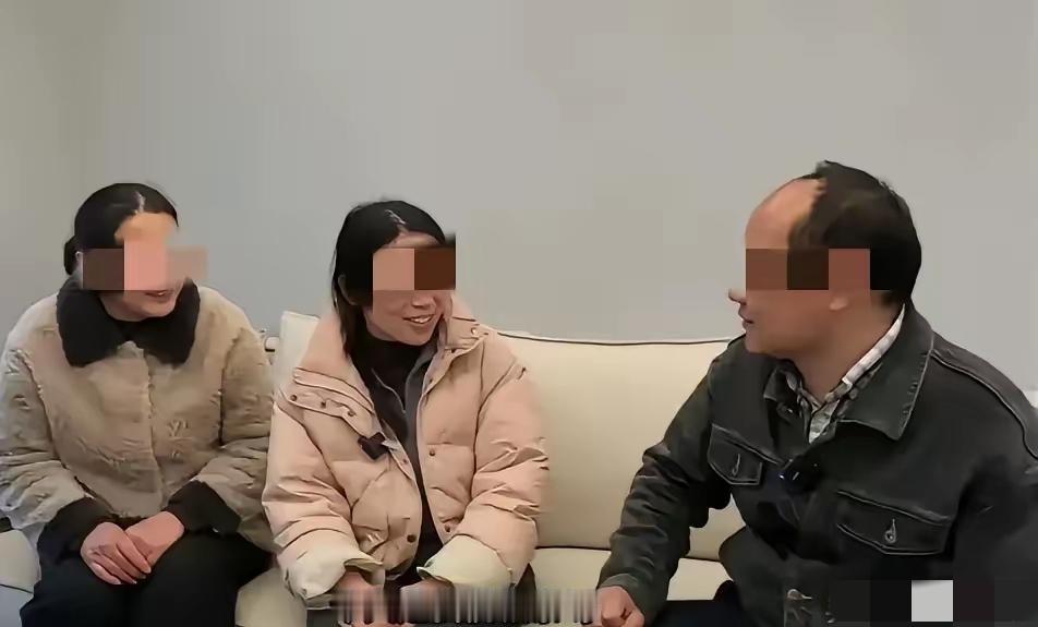 这相亲场面也太离谱了！40岁大哥被媒人介绍见25岁姑娘，结果姑娘亲妈陪着来了，大