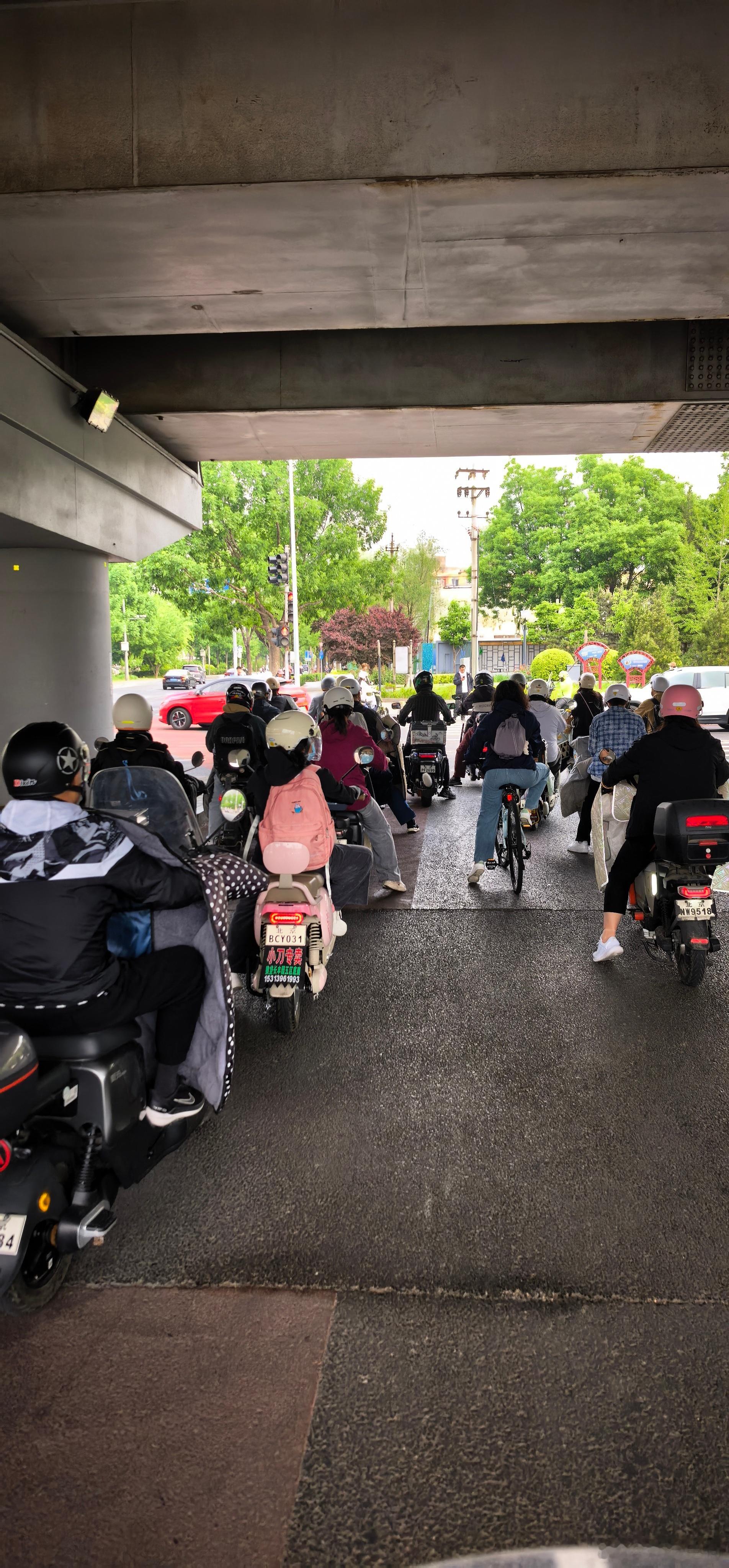五一后第一个工作日，路上骑电动车戴头盔的明显多了，占比目测至少90%。大部分都亏