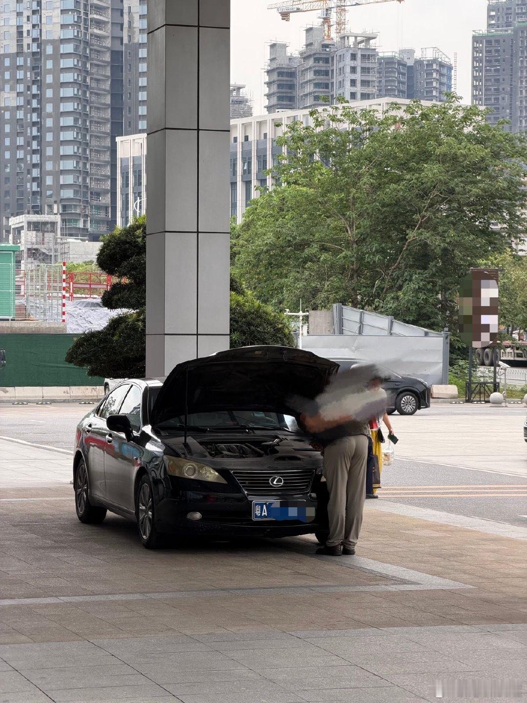 今天看到了令人尴尬的一幕，这凌志来酒店接人，乘客还是上的后排，结果接到人就打不着