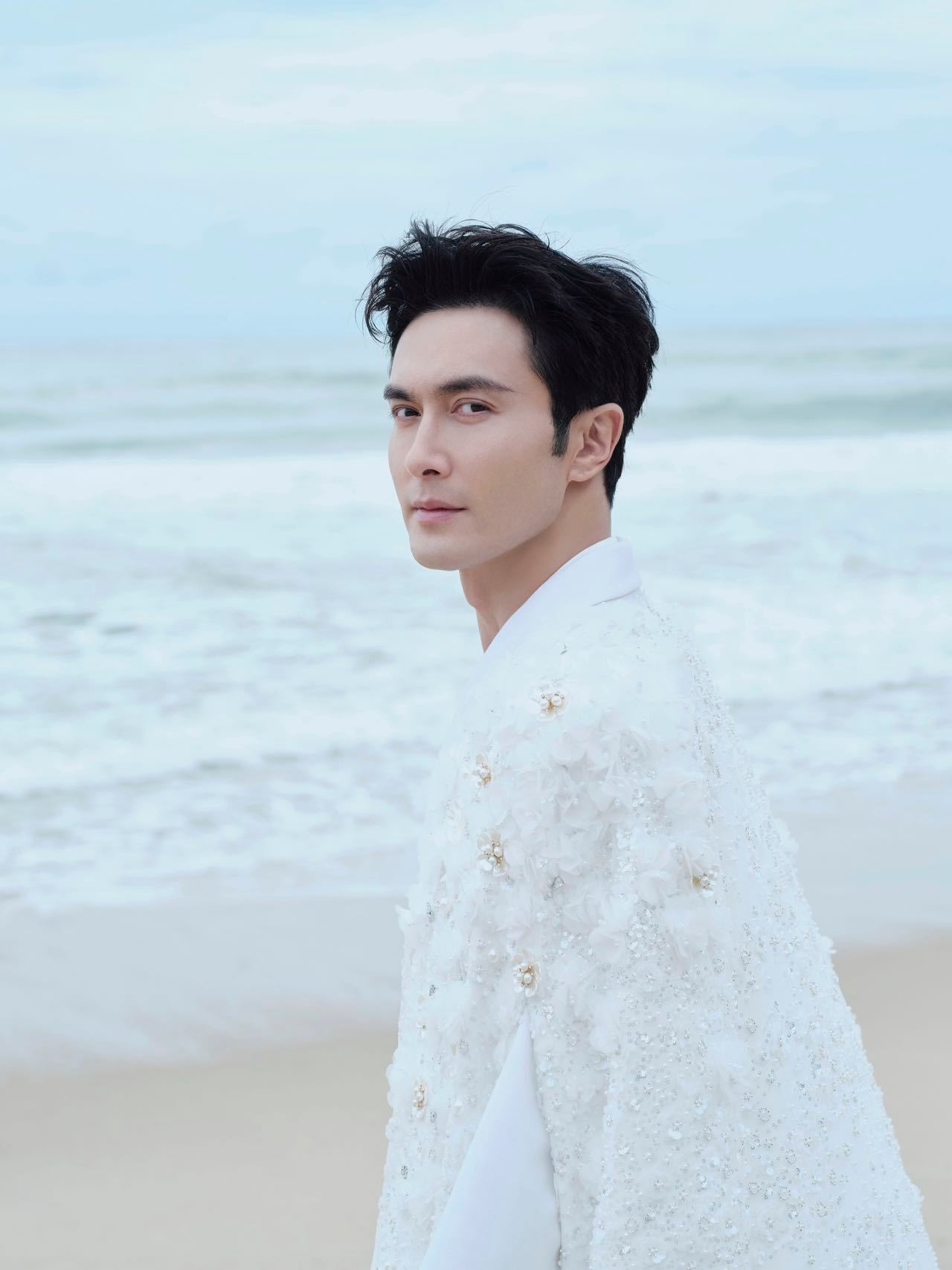 高伟光的身高就适合大长袍高伟光不管是剧里还是剧外，长袍都太权威了！这身高好适合穿