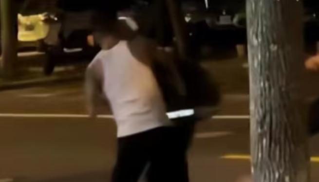 四川，一男子跟朋友去喝酒，没想到遇到了前女友，看着前女友还是那么风韵犹存，就想去