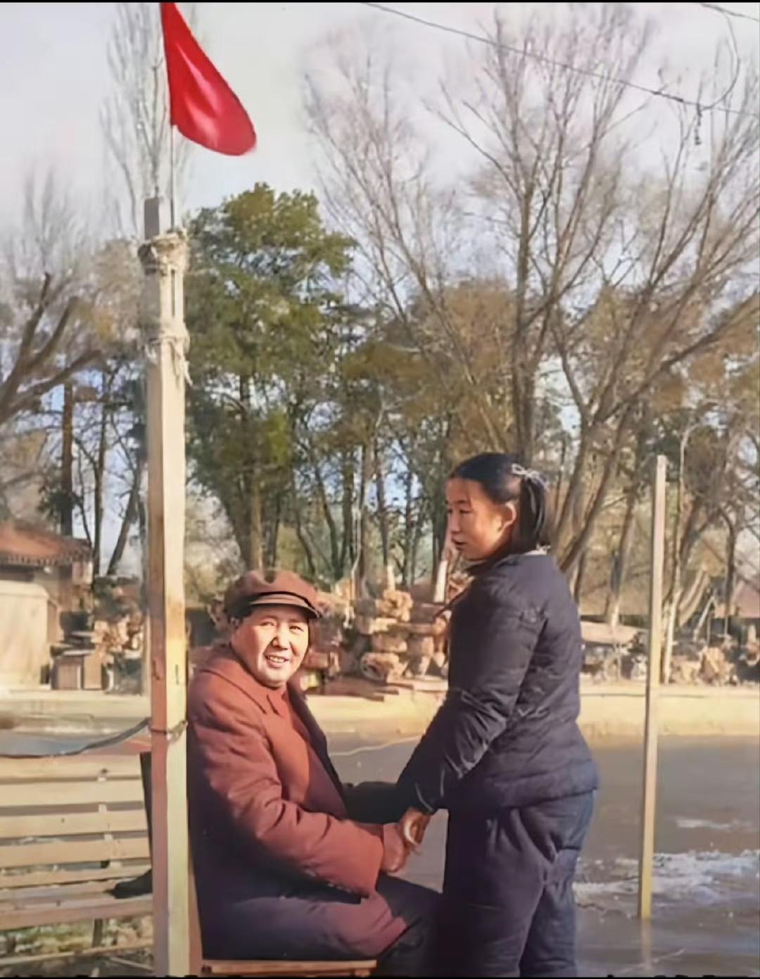 偷拍

没想到伟人拉着自己的小棉袄被偷拍了，他也没有丝毫责怪，而是满脸笑意地看向