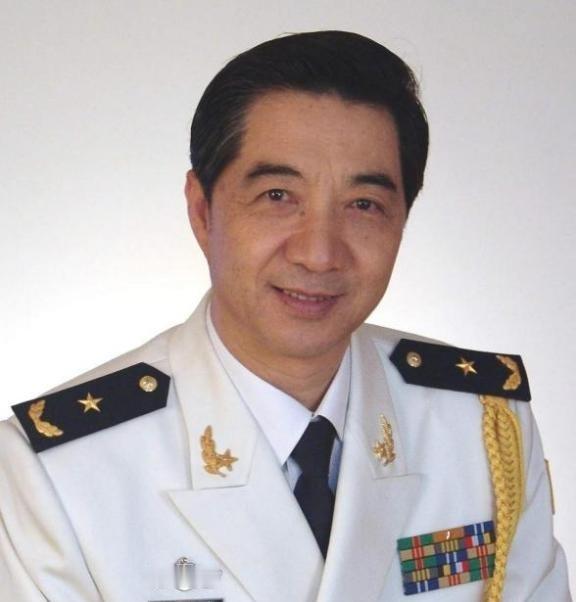 特朗普首次赢得美国总统选举之际，局座张召忠曾留下这样一句风趣判断：如果他连任两届