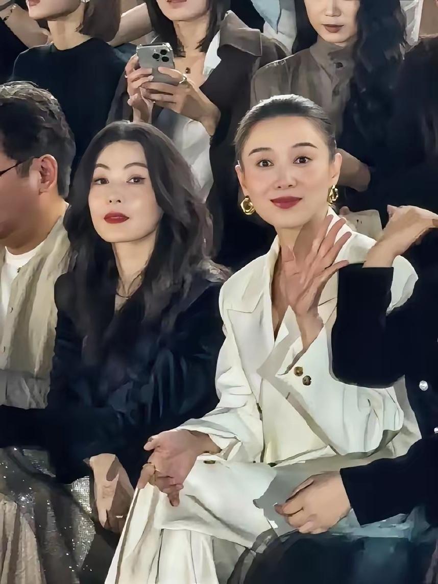 宋佳，个子大，身材挺拔，而且很养成一个好习惯，无论是站着、坐着还是行走，都昂首挺