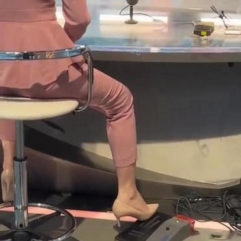 天呐，原来主持人都是这样翻提词器的 