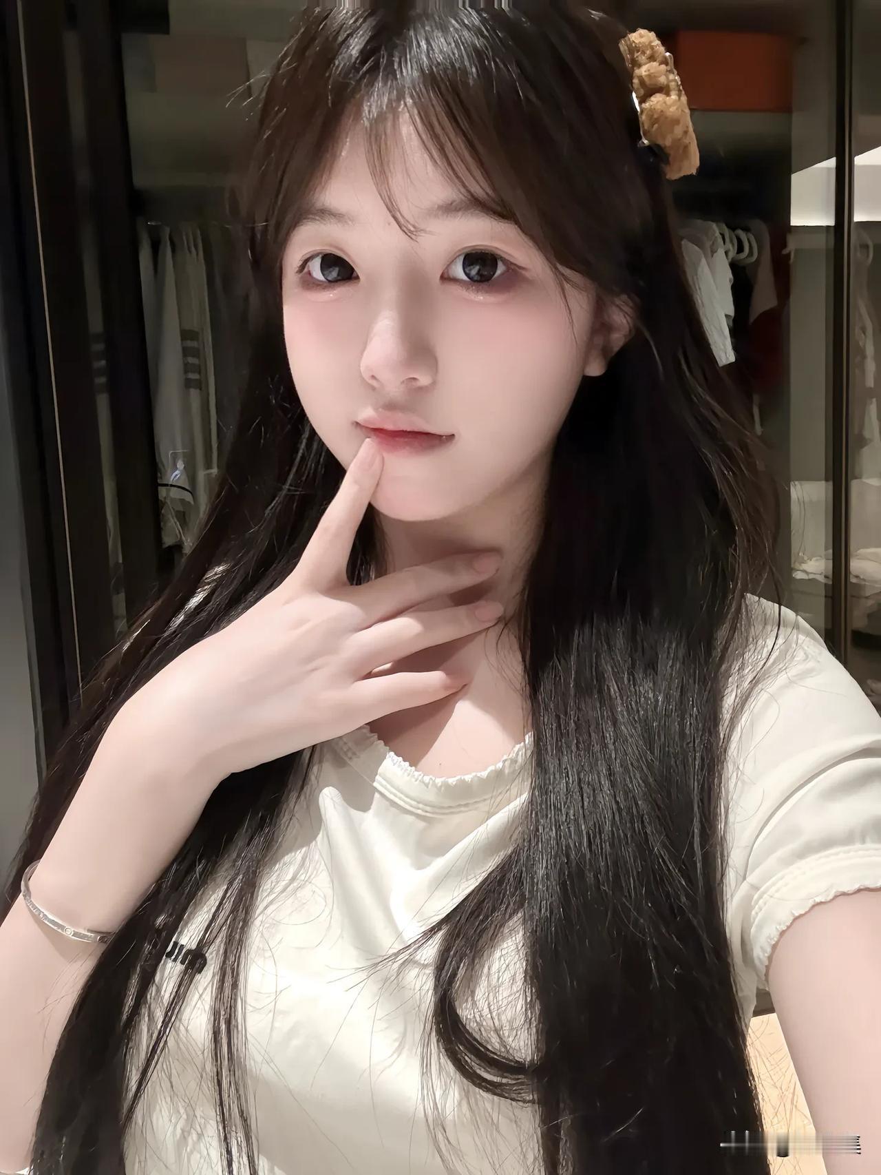 少女心满满，可爱发夹搭配纯白T恤，清新自然