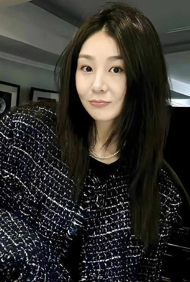 这个女孩子真的是专业扶贫的！
她和洪尧恋爱的时候，洪尧还是个素人。

后来洪尧慢
