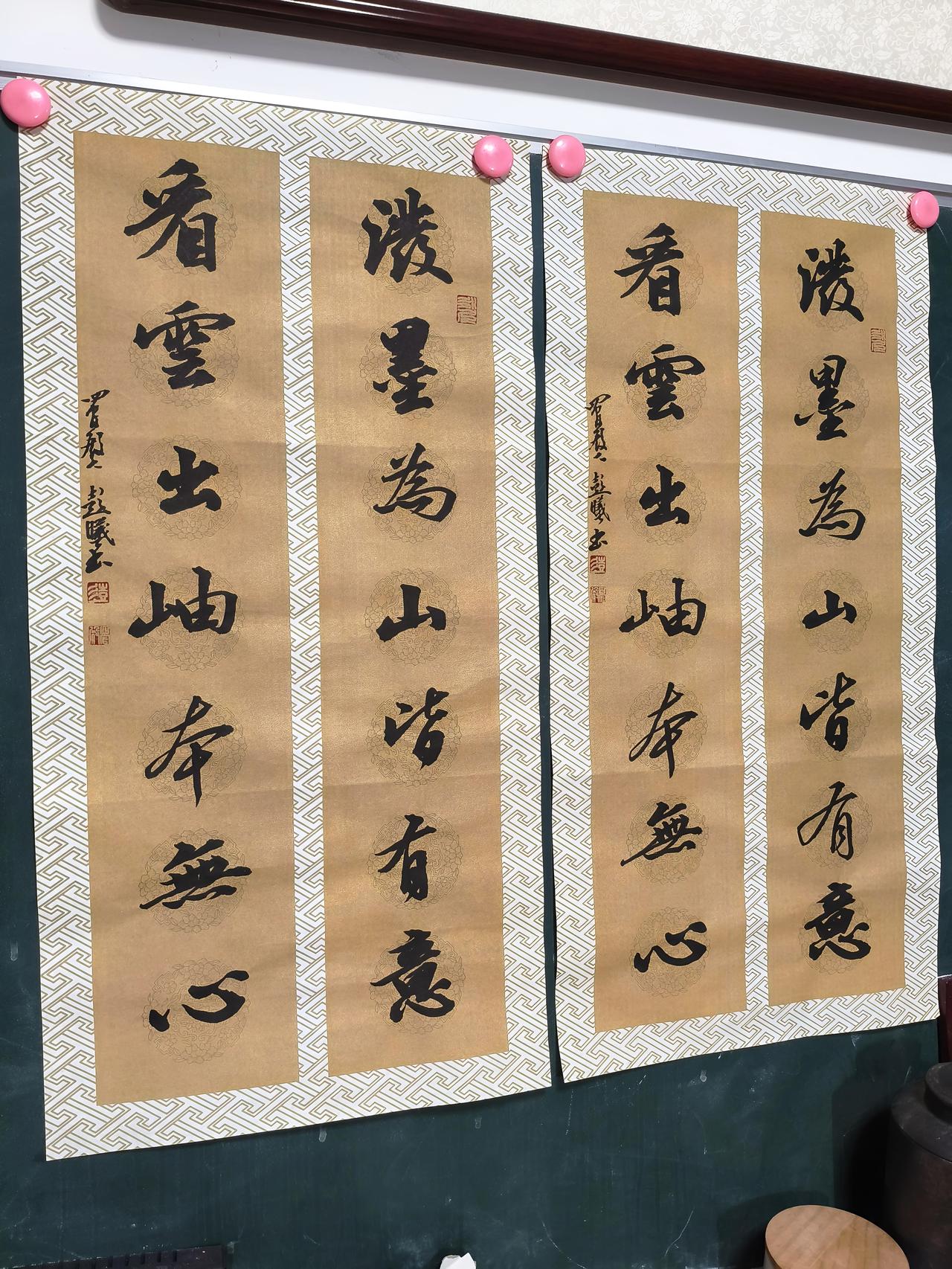 下联：今晨喜鹊临窗。