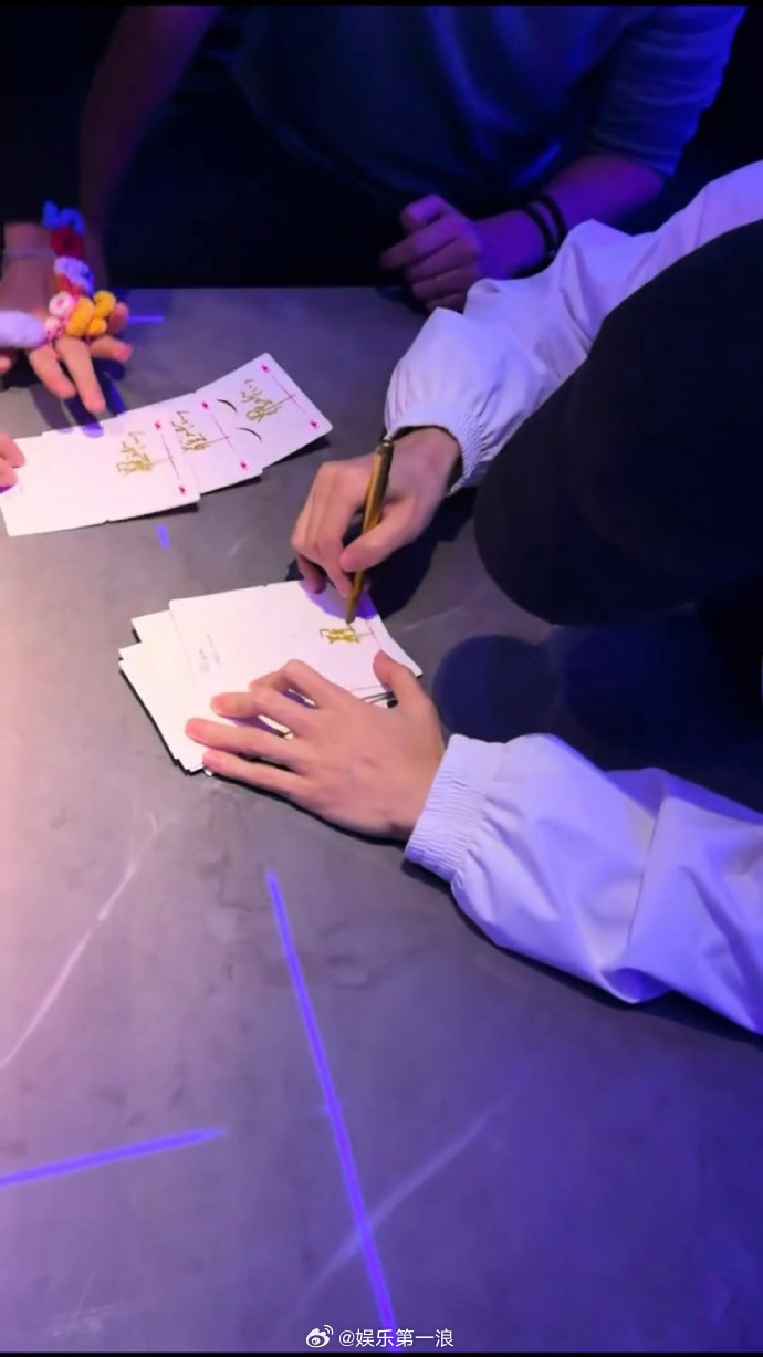 罗云熙参加同学聚会狂签名  这个参加同学聚会的罗云熙疯狂签名中