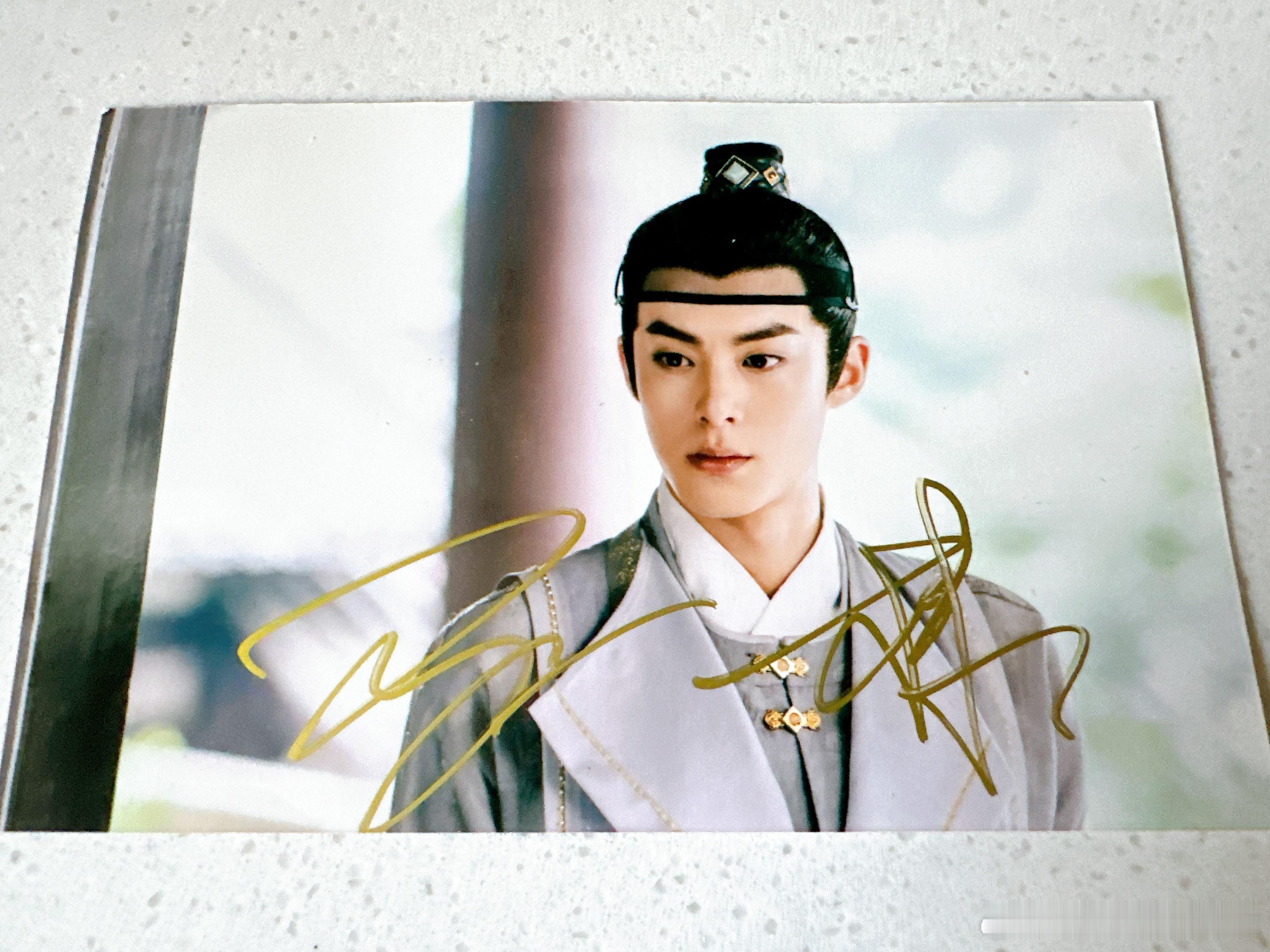 昨晚说开始抽签名照[爱橙橙]评论铁粉抽一位～周五开吧[赢牛奶] ​​​