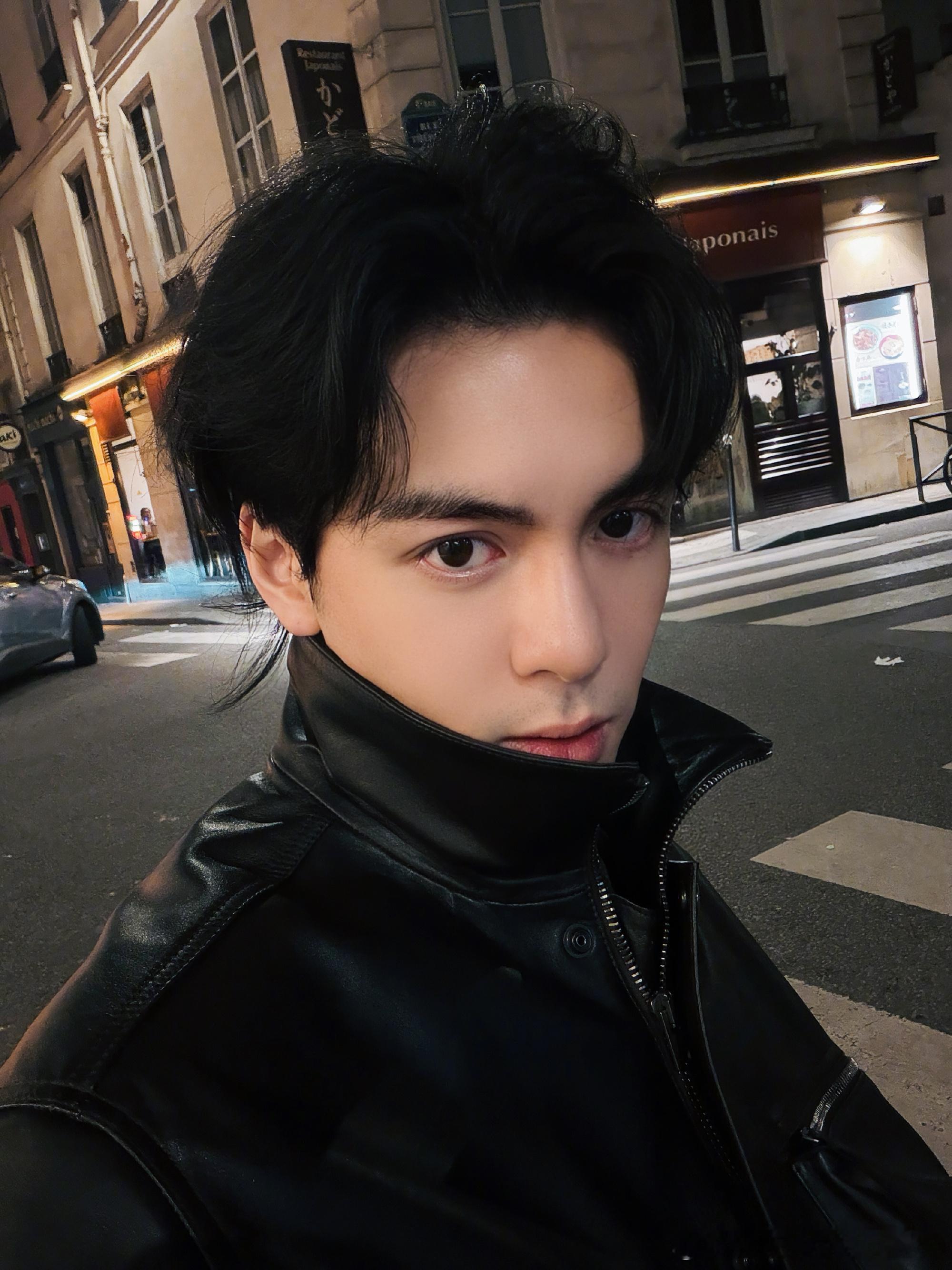 曾舜晞 不冻死就行 曾舜晞巴黎街头冻到鼻尖发红，下一秒就说“不冻死就行”，为了风