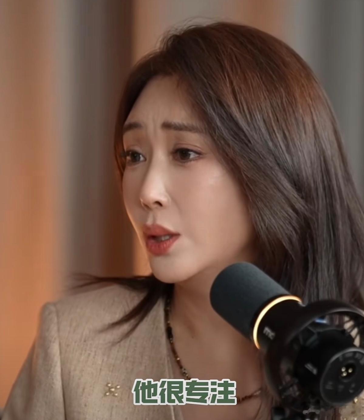 杜若溪坦言八年半只探班严屹宽两次:“在生孩子以前，我还经常去组里陪陪他，有了孩子