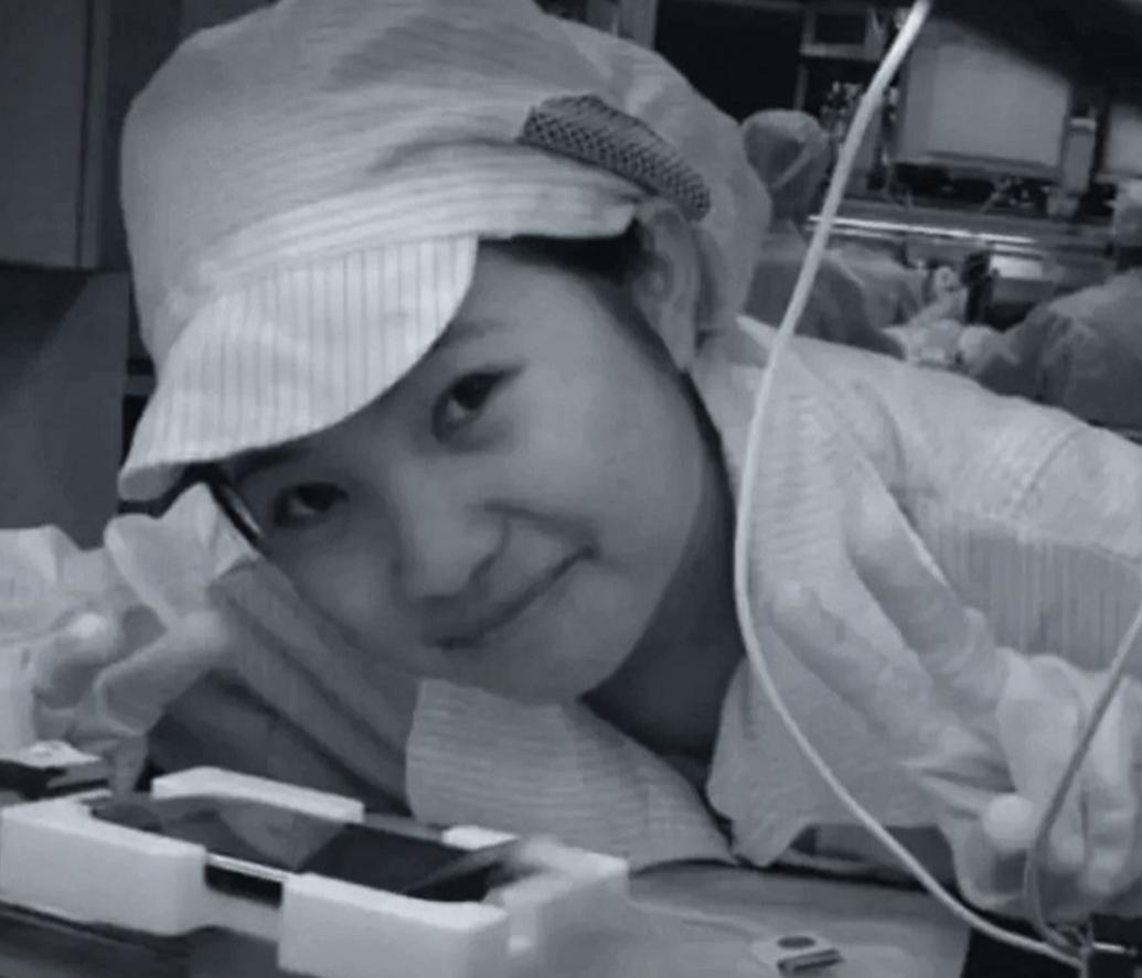 2008年，贵州有个妹子在富士康干活。她闲着没事用没做完的苹果手机拍照，拍完忘删