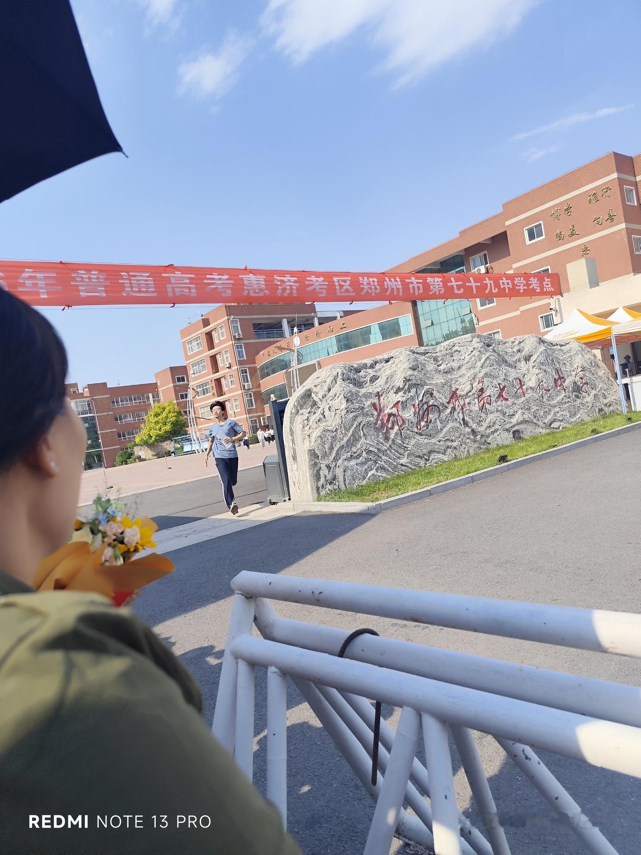 记录我家孩子考完试的真实状态
 
中午赶时间，在大运河边将就吃了自带的饭，孩子没