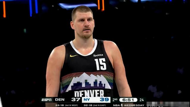 掘金当家球星约基奇的三分球就是一个大笑话！在今天掘金客场以127：134输给尼克